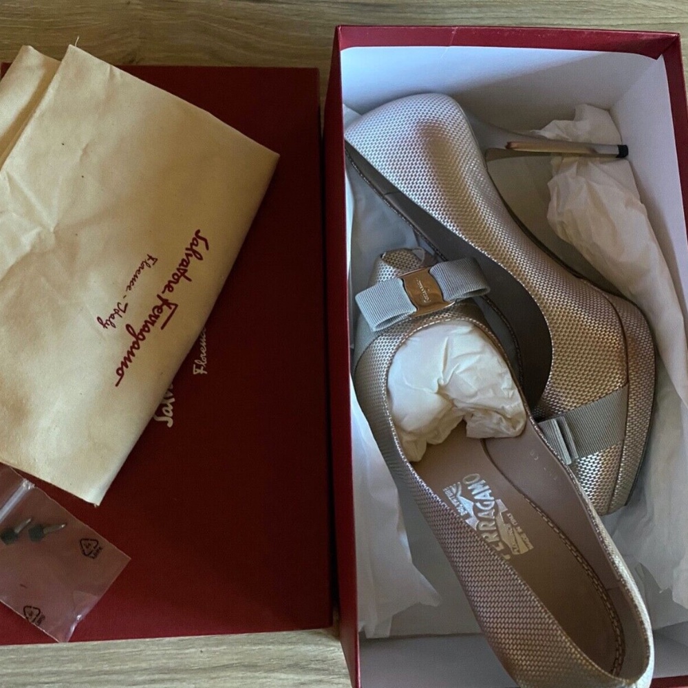 Salvatore Ferragamo Grazia Peep Toe Bow Platform Pumps Champagne Silver 10B - Picture 4 of 11
